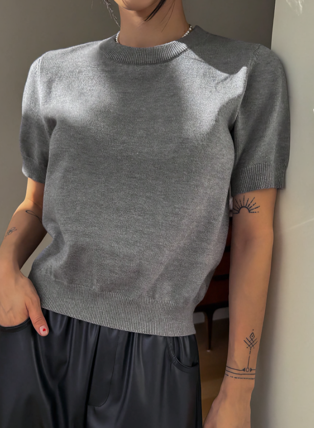 Grey Solid Color Fitted Knit Top – Sleek & Timeless Elegance